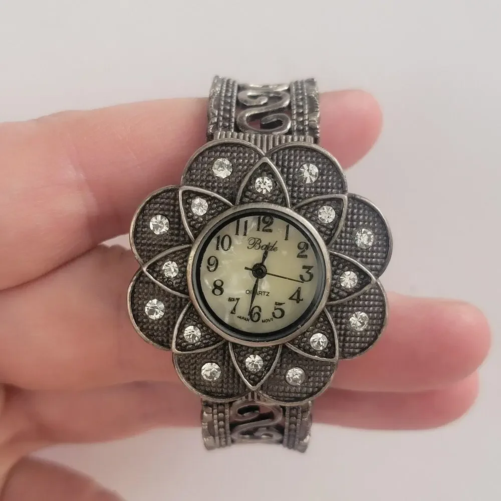 Bade Womens Watch White Dial 32mm Silver Case Silver Bangle Alloy Quartz Gemmed